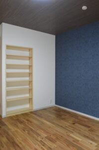 居室の壁に大胆な配色を