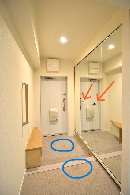 練馬区マンションリノベーション 玄関 照明 人感センサー 壁 器具付き 鏡に反射 影