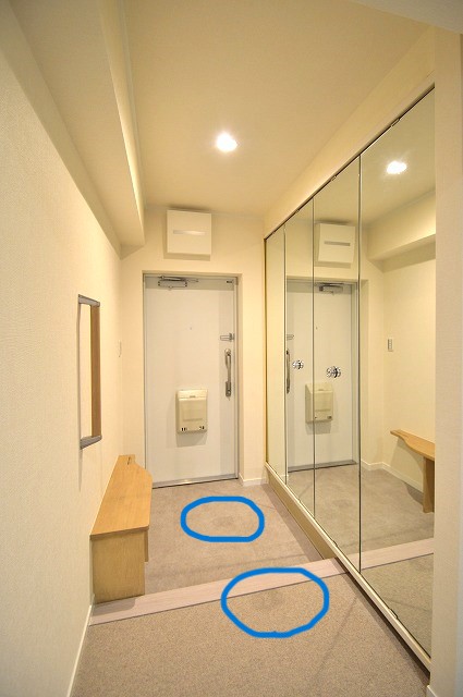 練馬区マンションリノベーション 玄関 照明 人感センサー 壁 器具付き 鏡に反射 影