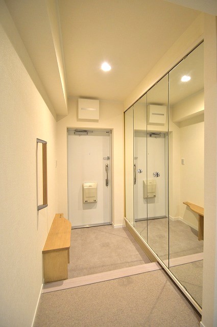 練馬区マンションリノベーション 玄関 照明 人感センサー 壁 器具付き 鏡に反射 影