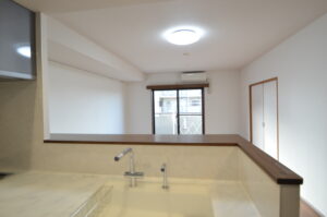 キッチンからダイニングを見る