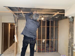 大工が天壁下地を造る