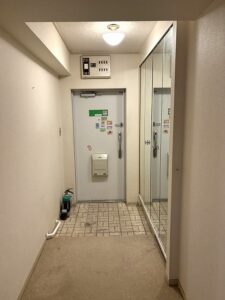 練馬区マンションリノベーション 玄関 照明 人感センサー 壁 器具付き 鏡に反射 影
