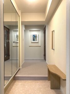 練馬区マンションリノベーション　玄関　照明　人感センサー　壁　器具付き　鏡に反射　影