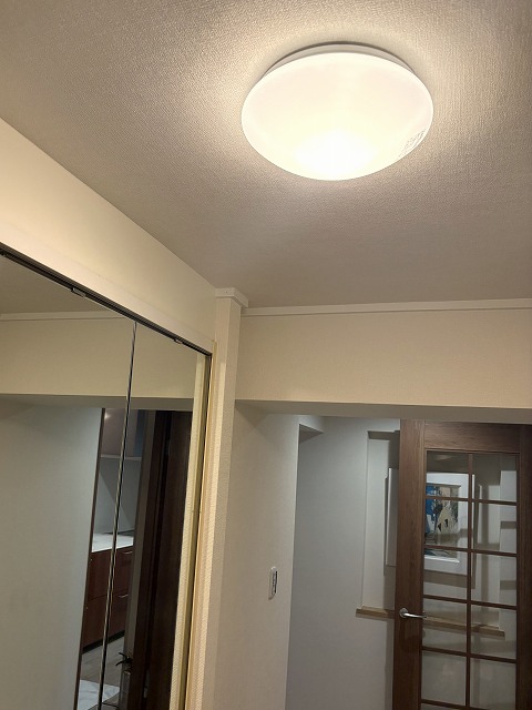 練馬区マンションリノベーション　玄関　照明　人感センサー　壁　器具付き　鏡に反射　影