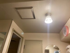 練馬区リノベーション　洗面室　天井点検口