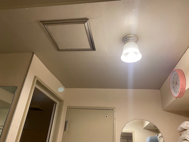 練馬区リノベーション　洗面室　天井点検口