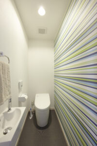 トイレにアクセントクロス事例