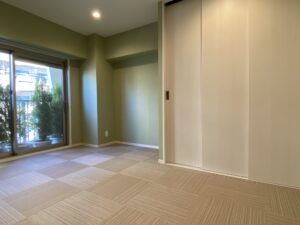 和洋室にグリーンの壁紙