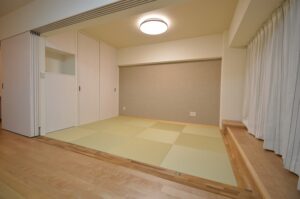 世田谷区マンションリノベーション　リビング隣の和室　琉球タタミ　開閉　間仕切り　フレキシブル