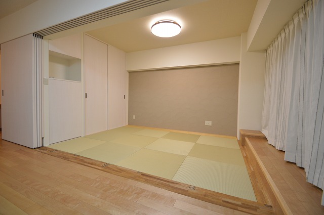 世田谷区マンションリノベーション　リビング隣の和室　琉球タタミ　開閉　間仕切り　フレキシブル
