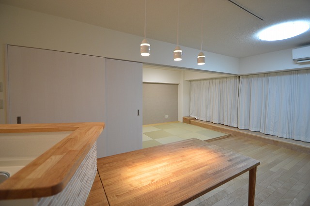 世田谷区マンションリノベーション　リビング隣の和室　琉球タタミ　開閉　間仕切り　フレキシブル