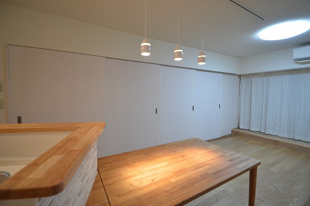 世田谷区マンションリノベーション　リビング隣の和室　琉球タタミ　開閉　間仕切り　フレキシブル