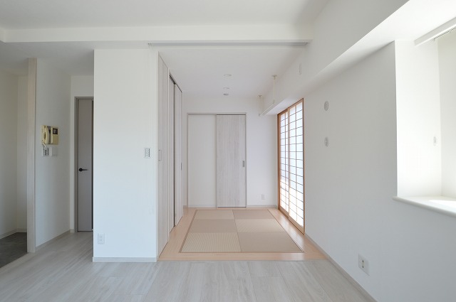 練馬区マンションリノベーション　リビング　琉球タタミ　和コーナー