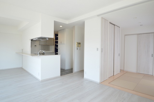 練馬区マンションリノベーション　リビング　琉球タタミ　和コーナー