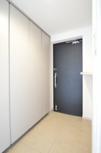 練馬区マンションリノベ　収納折戸　下足入　手掛け