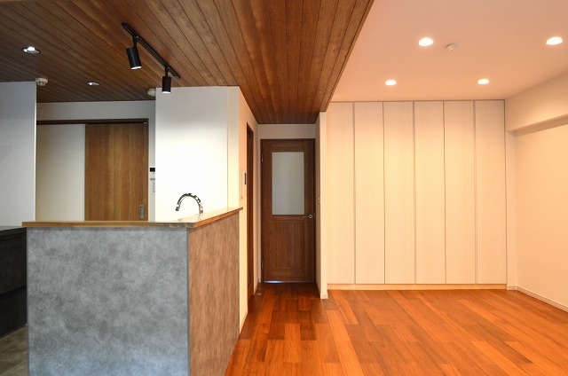 練馬区マンションリノベ　収納折戸　手掛け