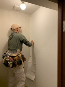 クロスを張っていきます