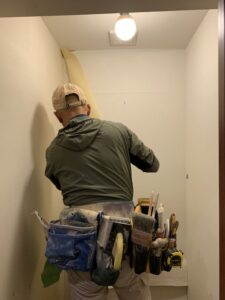 クロスを張ってゆく