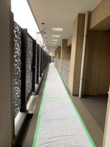 長い通路にシート養生