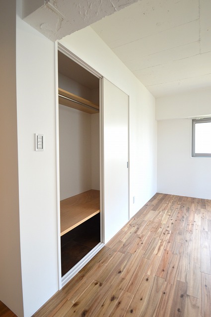 練馬区マンションリノベーション　押入収納　扉の交換