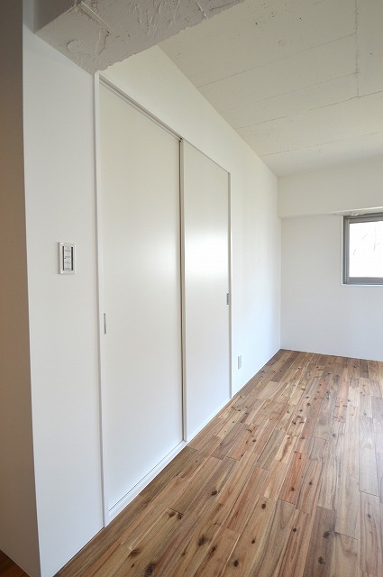 練馬区マンションリノベーション　押入収納　扉の交換