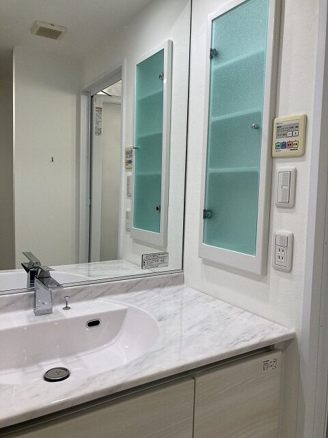 練馬区マンションリフォーム　洗面台交換　リクシル　ルミシス