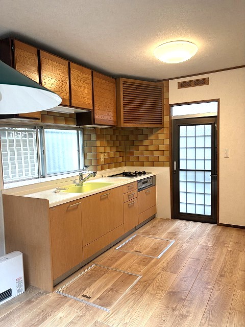 練馬区戸建て　ダイニング　キッチン　内装　フローリング　家具をどうするか　引越し