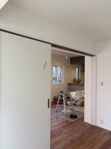 板橋区　マンションリノベーション　賃貸　リビング隣　和室を洋室に　3枚引違い戸　吊戸　マグネット