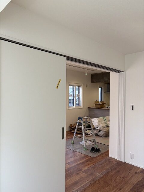 板橋区 マンションリノベーション 賃貸 リビング隣 和室を洋室に 3枚引違い戸 吊戸 マグネット