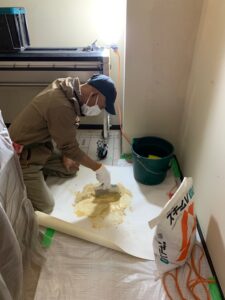 下地用のパテを練ります