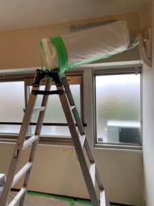 エアコンを脚立に置く