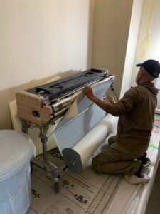 クロスに糊をつける