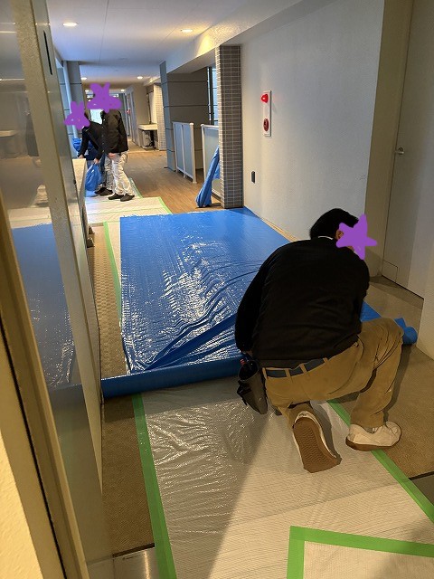 練馬区マンションリフォーム　ユニットバス　洗面台交換　TOTOシンラ　エスクア　養生　工事中