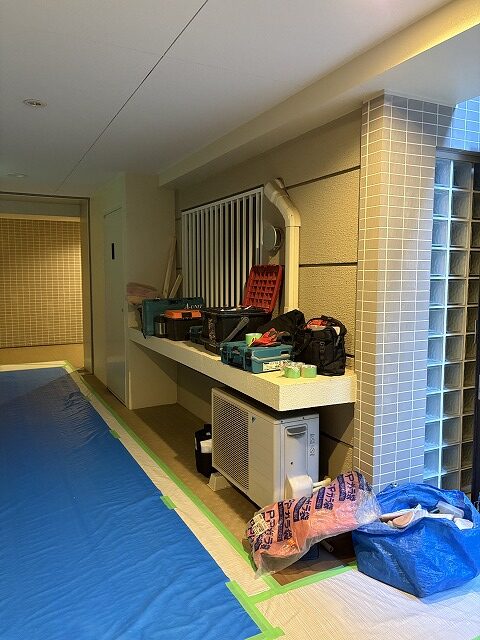 練馬区マンションリフォーム　ユニットバス　洗面台交換　TOTOシンラ　エスクア　養生　工事中