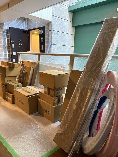 練馬区マンションリフォーム　ユニットバス　洗面台交換　TOTOシンラ　エスクア　養生　工事中