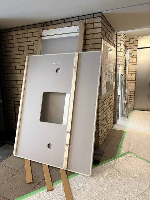 練馬区マンションリフォーム　ユニットバス　洗面台交換　TOTOシンラ　エスクア　養生　工事中