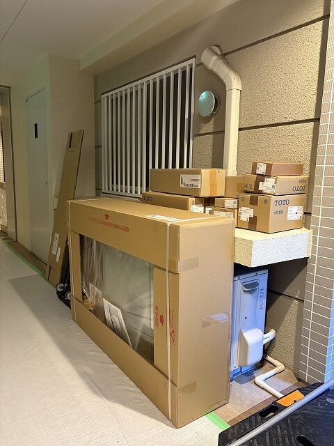 練馬区マンションリフォーム　ユニットバス　洗面台交換　TOTOシンラ　エスクア　養生　工事中