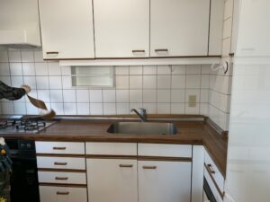 キッチンにシートを張る