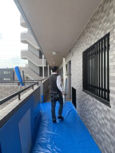 撤去した材を運び出す