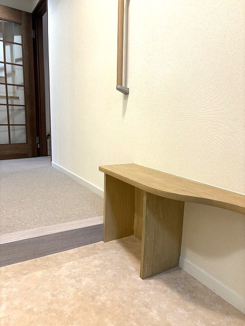 練馬区マンションリノベーション　玄関　椅子　Panasonic　インテリアカウンター　手すり　腰掛　靴をはく