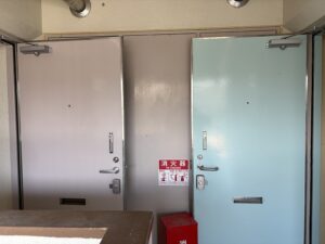 板橋区　賃貸マンションリノベ　塗装工事　　玄関ドア　色決め　色合わせ　日塗工