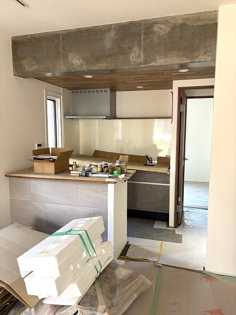 板橋区　杉並区　賃貸マンションリノベ　キッチン　造作カウンター　ゴミ箱　電子レンジ　家電　コンセント