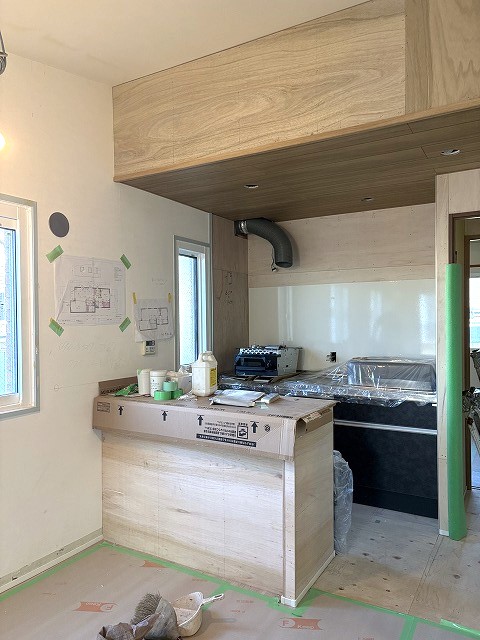 板橋区　賃貸マンションリノベ　キッチン　造作カウンター　ゴミ箱　電子レンジ　家電　コンセント