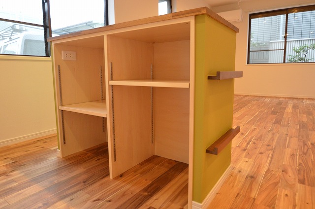 板橋区　杉並区　賃貸マンションリノベ　キッチン　造作カウンター　ゴミ箱　電子レンジ　家電　コンセント