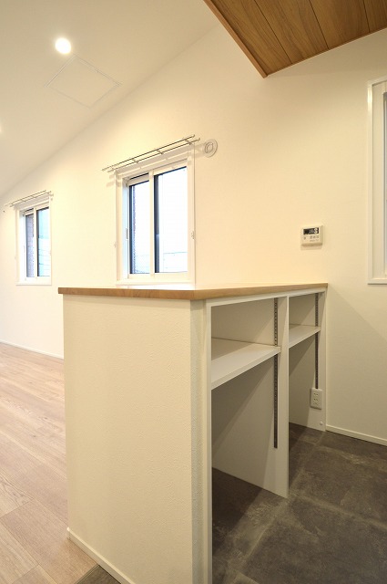 板橋区　杉並区　賃貸マンションリノベ　キッチン　造作カウンター　ゴミ箱　電子レンジ　家電　コンセント