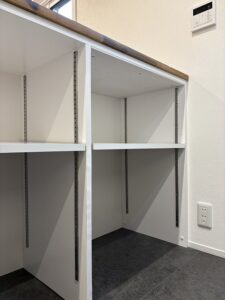 板橋区　賃貸マンションリノベ　キッチン　造作カウンター　ゴミ箱　電子レンジ　家電　コンセント