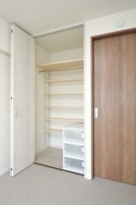 練馬区　築50年　マンションリノベーション　収納　不便　改善　寝室収納　クローゼット