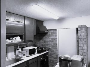 練馬区リノベーション　マンション　築50年　キッチン　使い易く　食器置き場　家電収納　ゴミ箱置き場