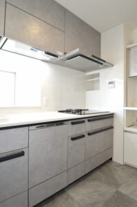 マンションリノベーション　キッチン吊戸　オートムーブ　自動　クリナップ　CENTRO